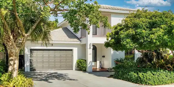 419 N Lakeside Drive