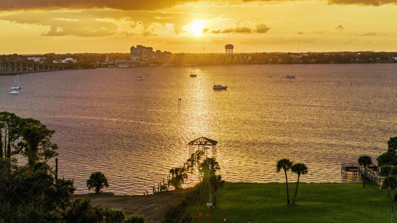 Image 4: 15-web-or-mls-0 Merritt _ Sunset21