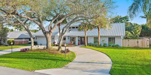 Image 2: Beautiful Circular Driveway