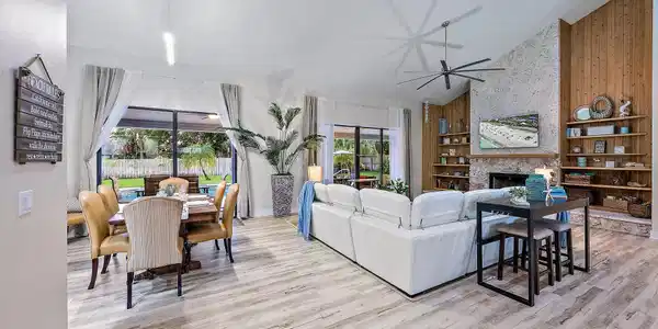Image 4: Living/Dining Room