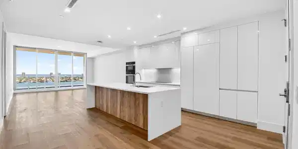 Image 3: Living area