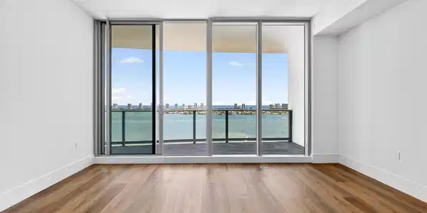 Image 4: Living room with Intracoastal view