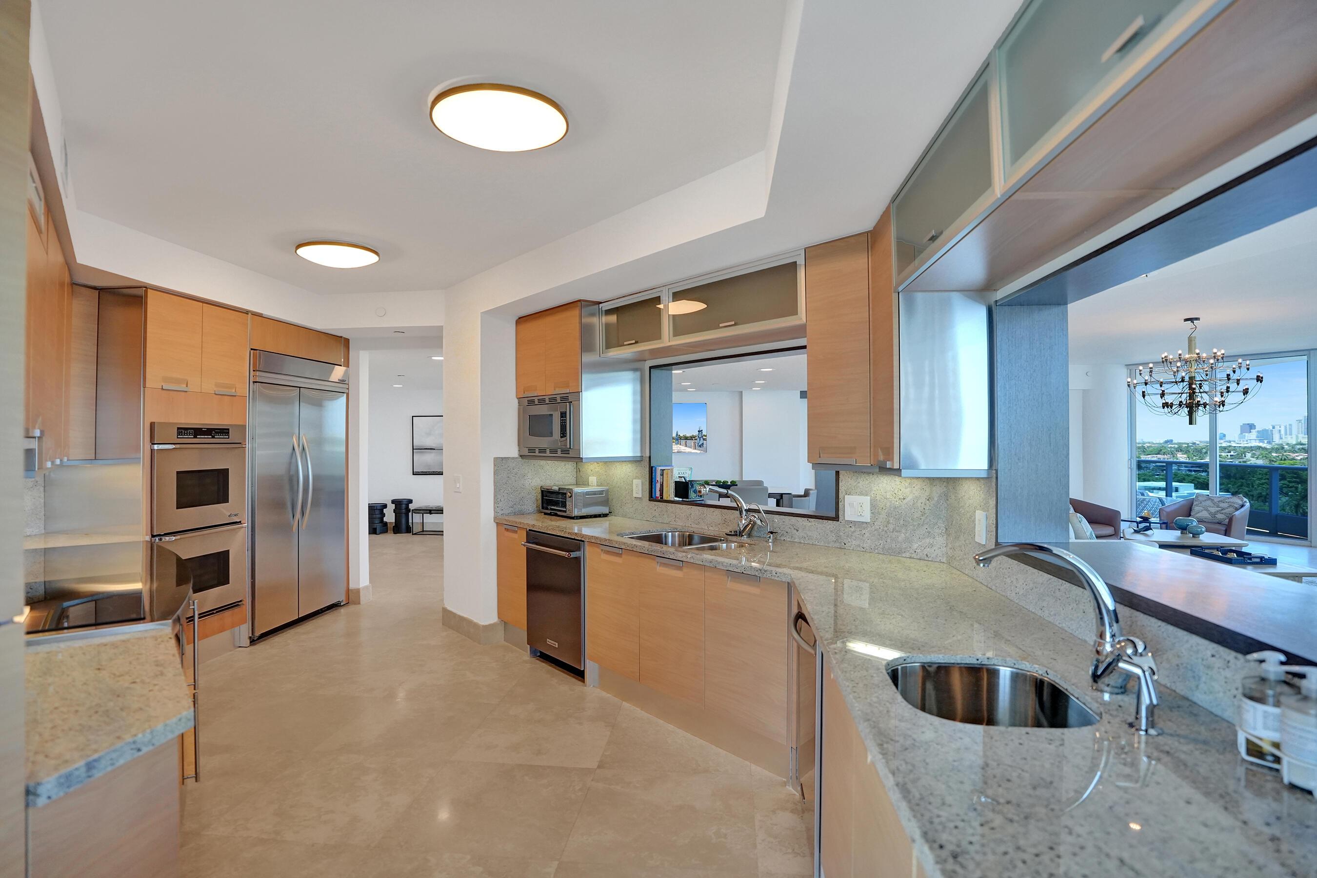 Image 4: Chef's kitchen with stainless steel appliances, sl