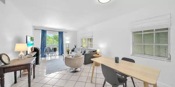 Image 4: Living Room