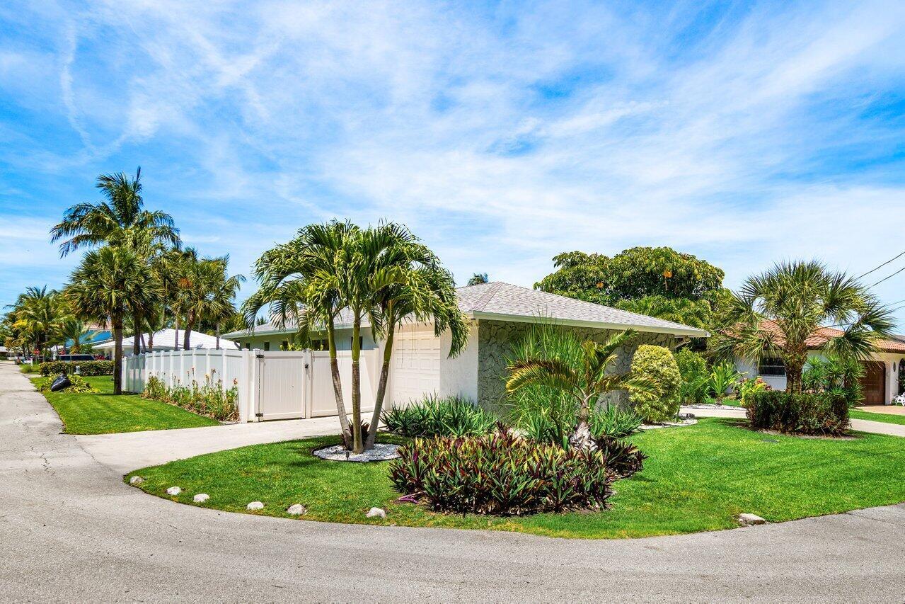 Image 3: Expansive Corner Lot