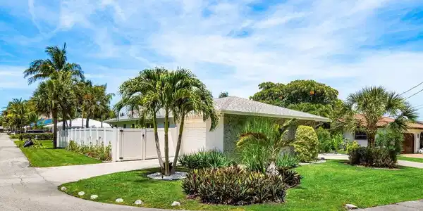 Image 3: Expansive Corner Lot