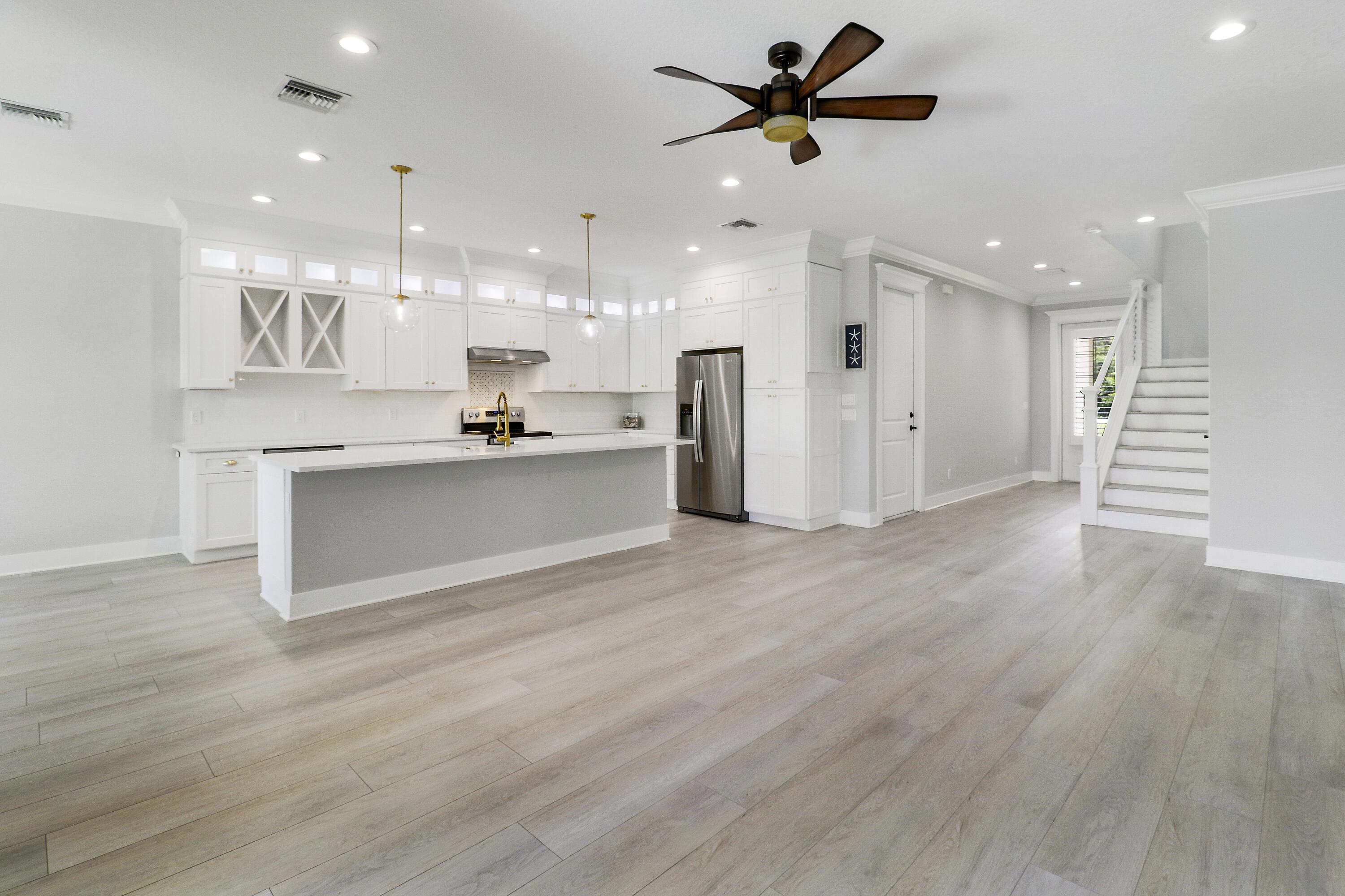 Image 3: living room/kitchen