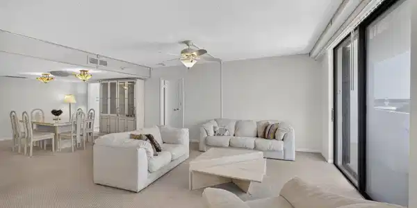 Image 2: Versatile open floor