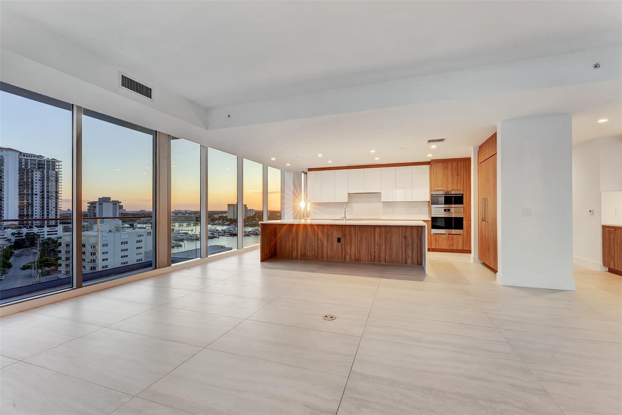 Image 3: DINING ROOM/LIVING ROOM