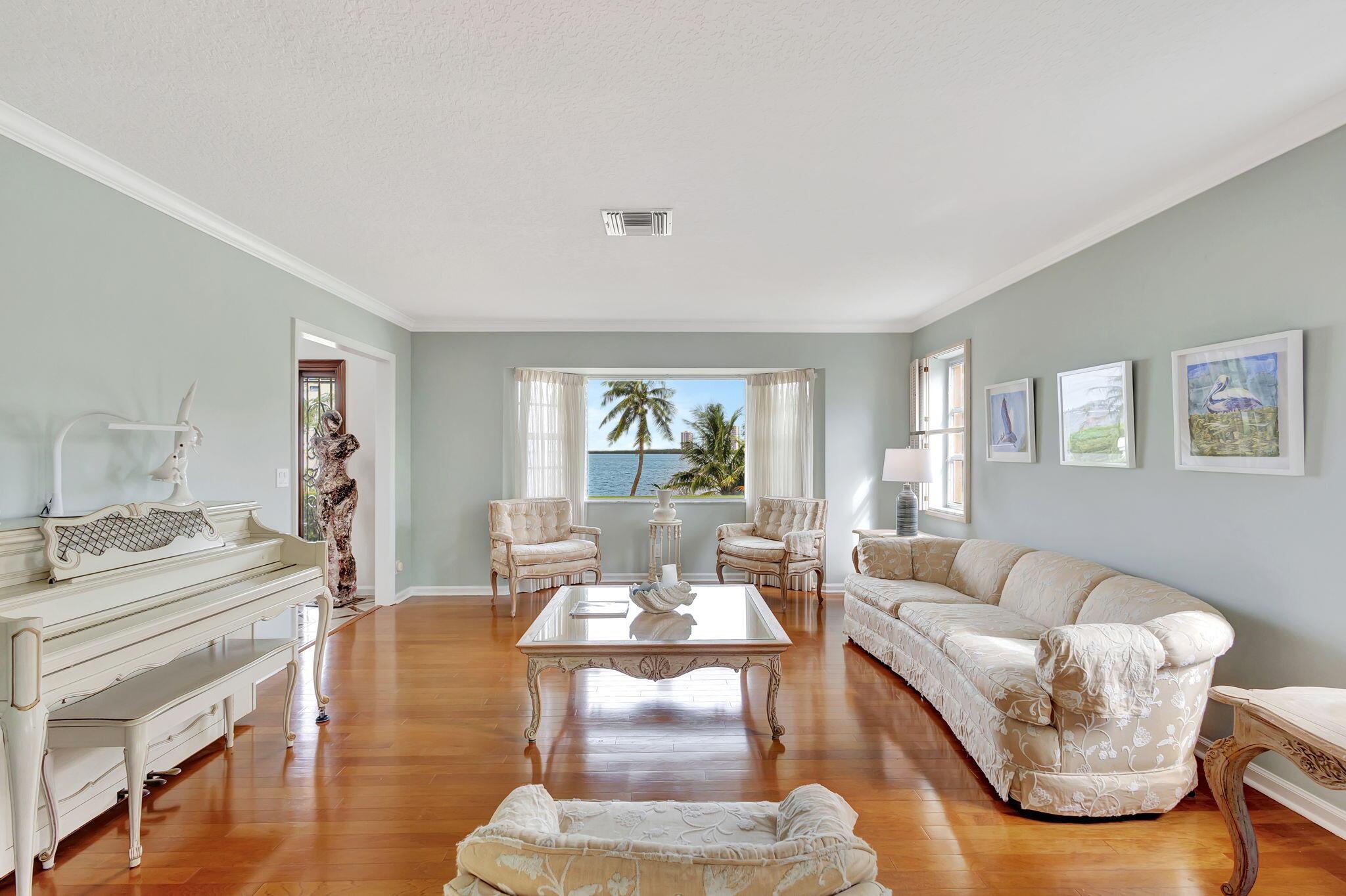 Image 4: 4-web-or-mls-1141Pine__31