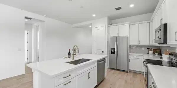 Image 4: Kitchen