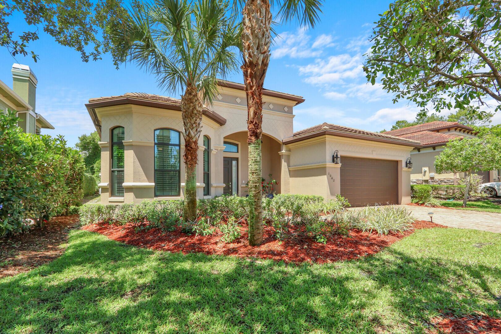 Image 4: Well-maintained lawn and landscaping