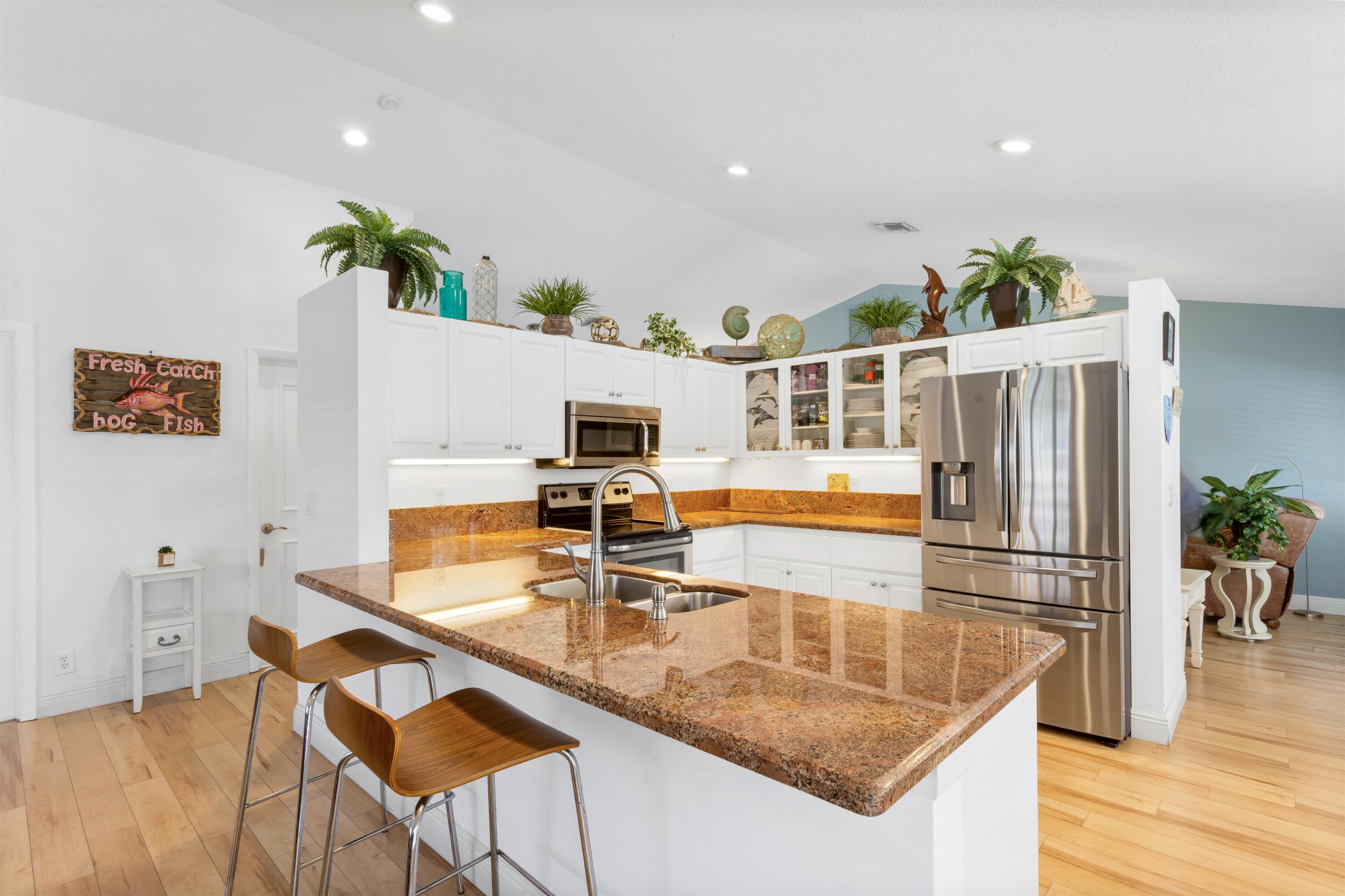 Image 3: breakfast bar with granite, 4 door french refriger