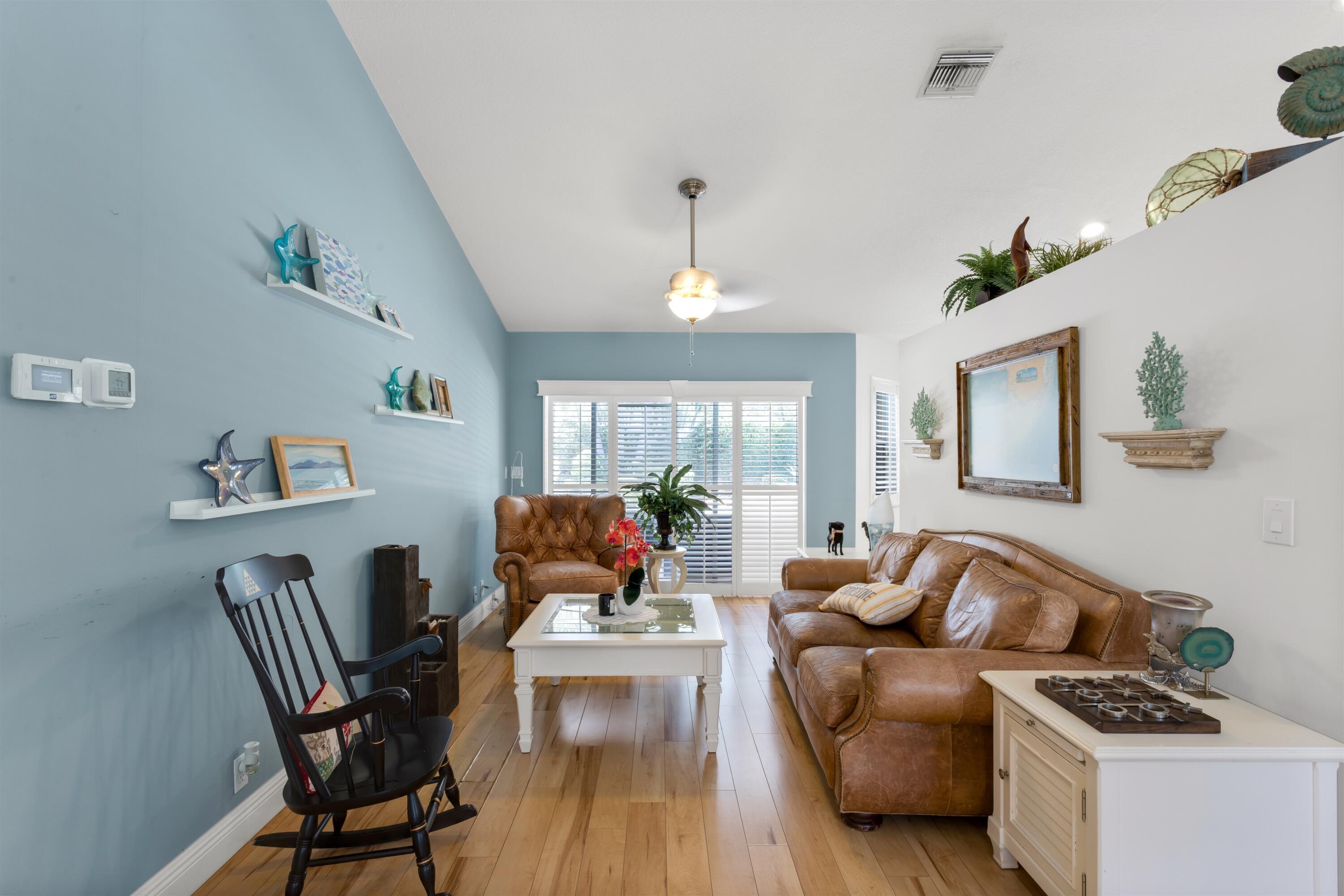 Image 4: Front living area with vaulted ceilings, plantatio