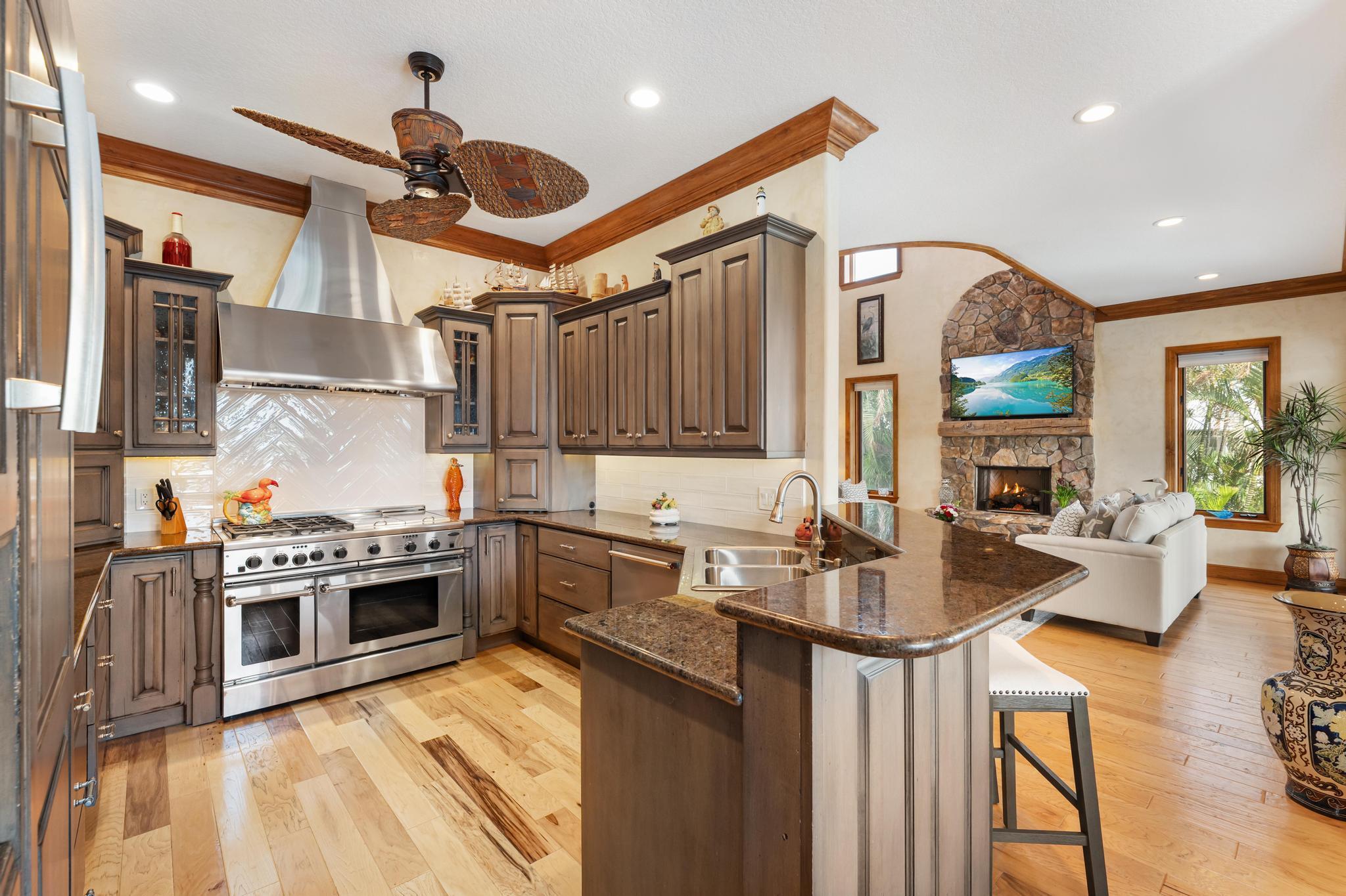 Image 4: 5675 Orange Kitchen