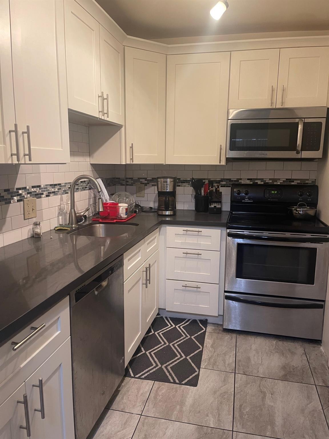 Image 2: Nice kitchen newer refrigeratoor