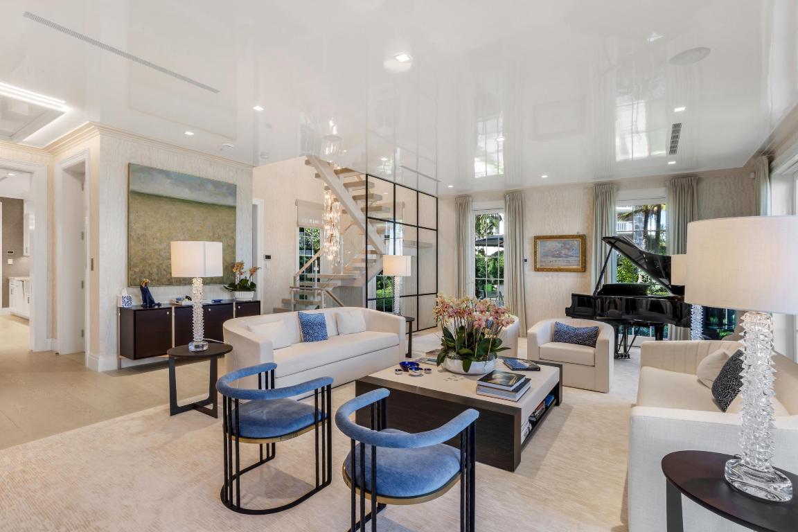 Image 3: mls_LIVING_LOOKING_IN_EB