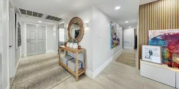 Image 3: Entry living