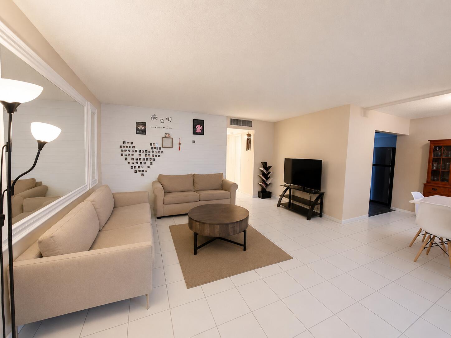Image 3: 5203 NE 24 Terr, chat living and dining