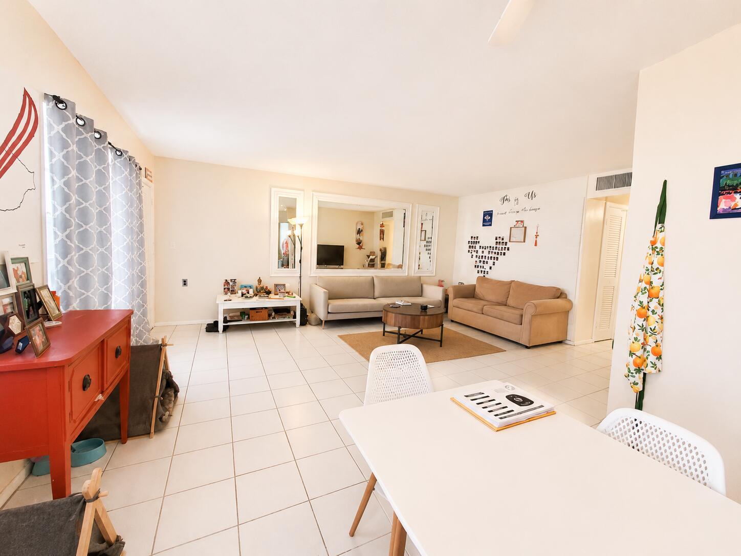 Image 4: 5203 NE 24 Terr, chat living and dining3