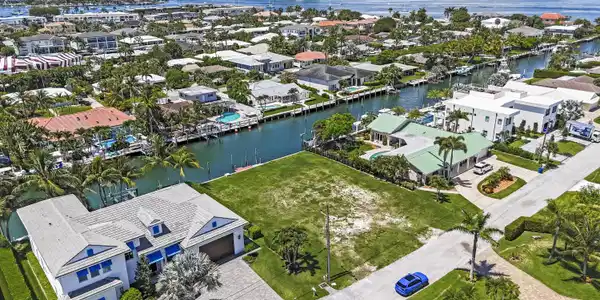 1121 Coral Way