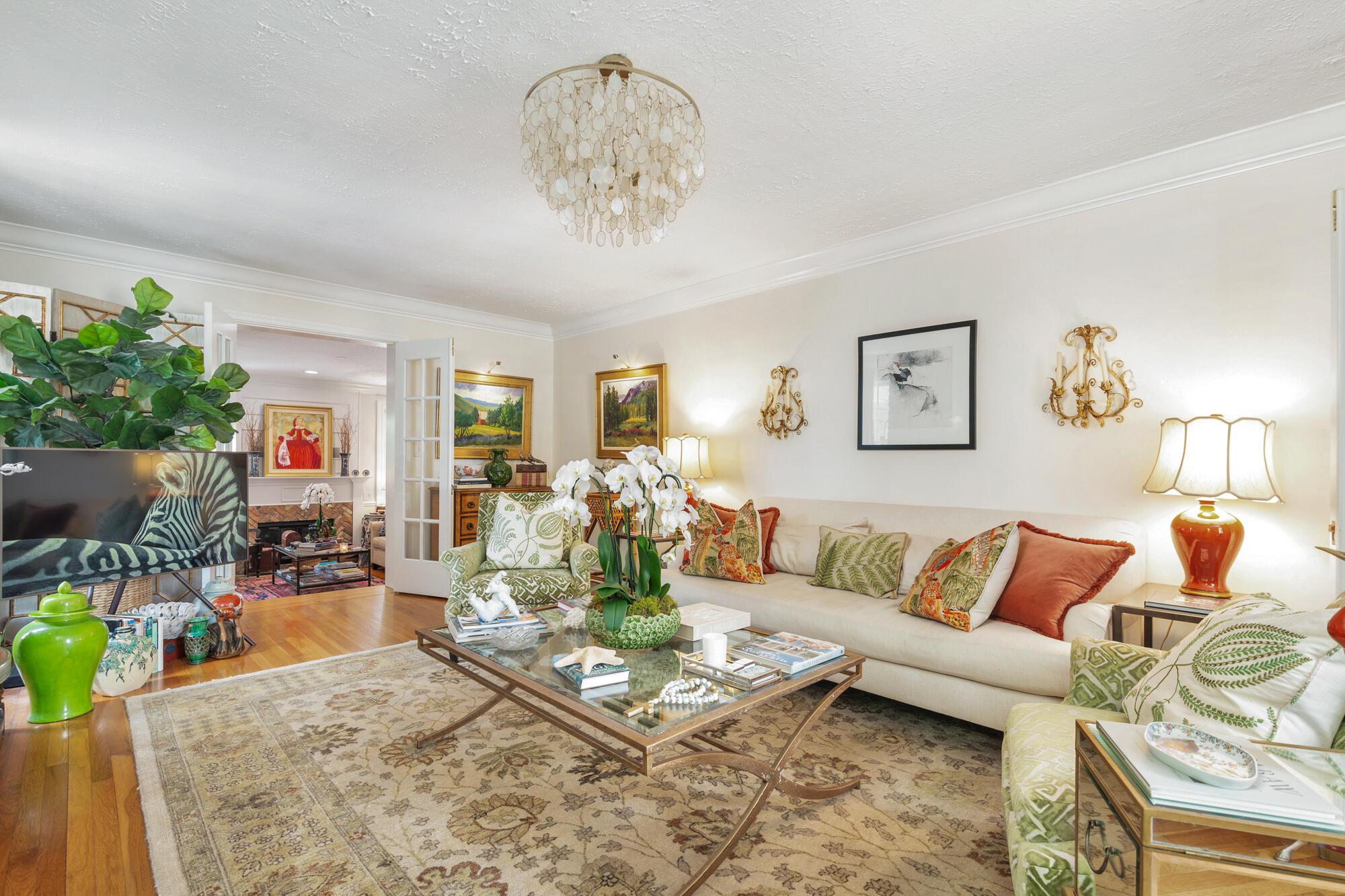 Image 4: Living Room