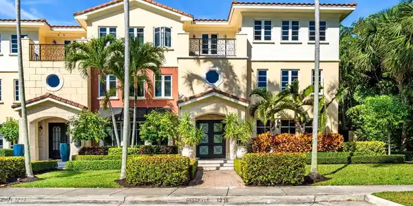 1216 Palm Trail