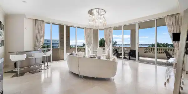 Image 4: Living Area