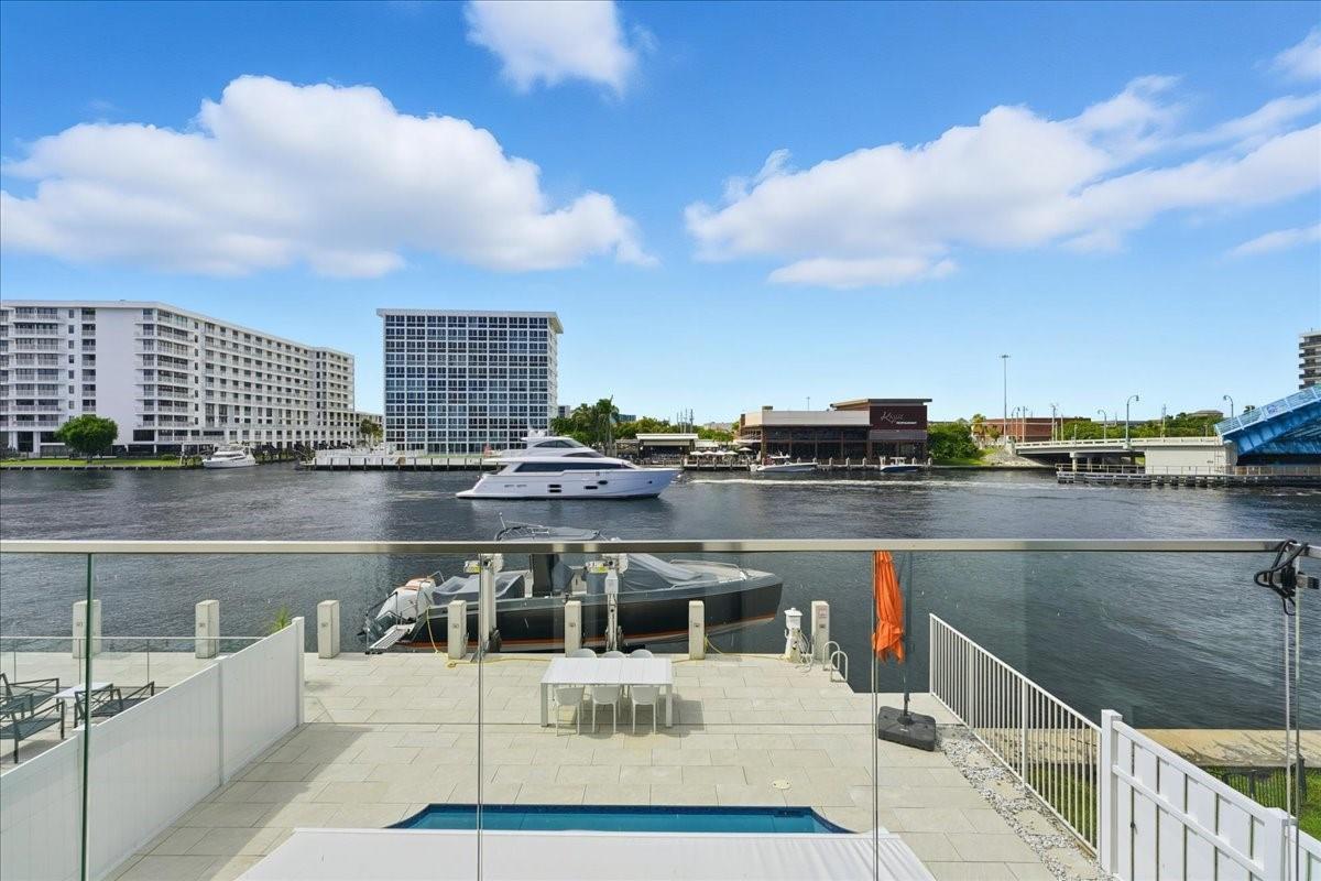 Image 3: Private dock w boat lift