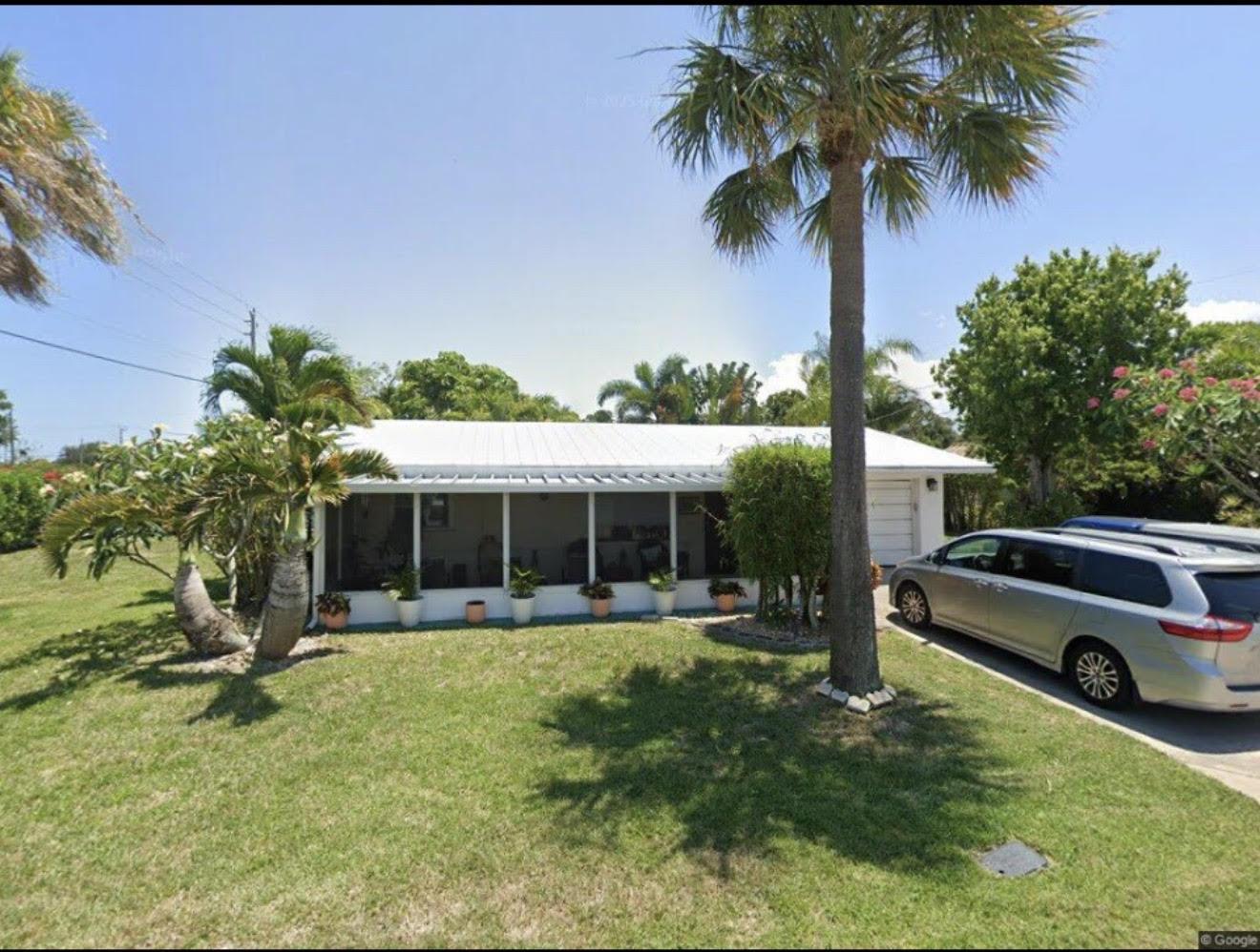 Image 2: 1088 NE Crescent