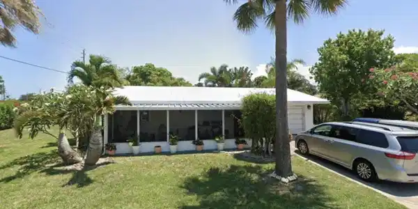 Image 2: 1088 NE Crescent