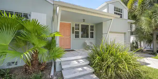 1117 S Palmway