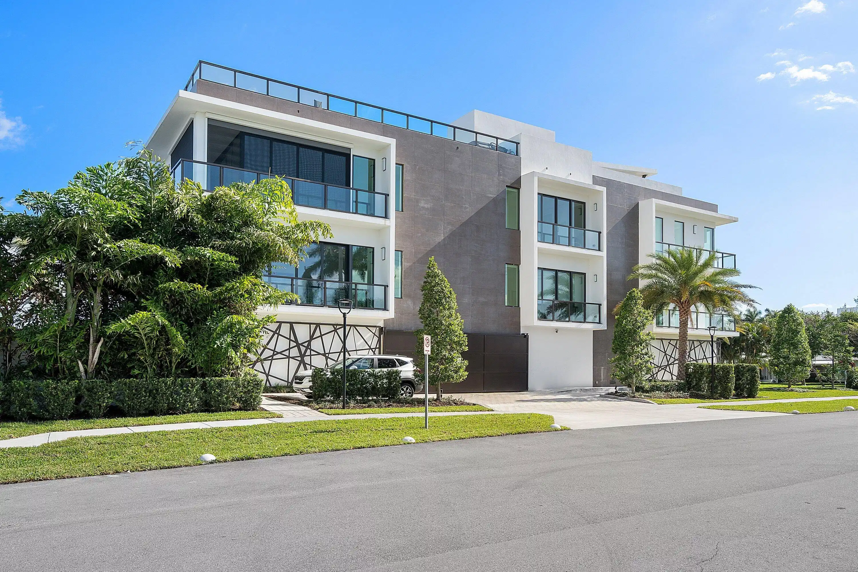 Image 1: 001-344VenetianDrive-101-DelrayBeach-FL-