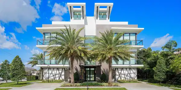 Image 2: 002-344VenetianDrive-101-DelrayBeach-FL-