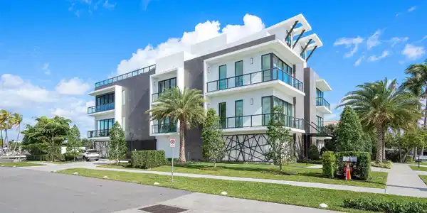 Image 4: 006-344VenetianDrive-101-DelrayBeach-FL-