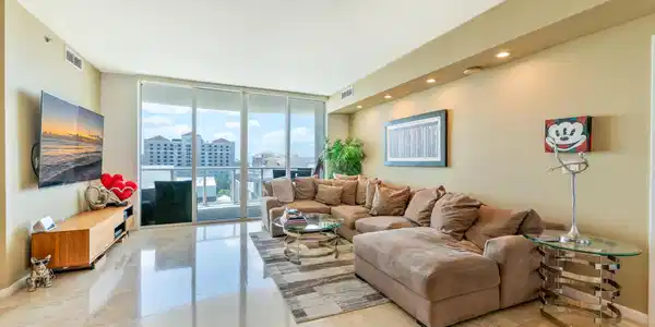 Image 4: full livingroom with tv