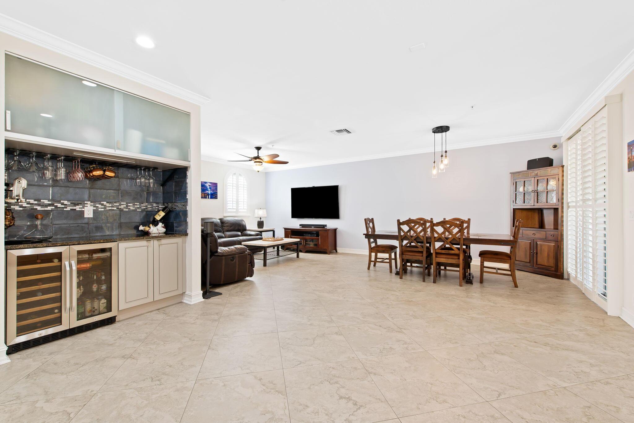 Image 4: Living /Dining area