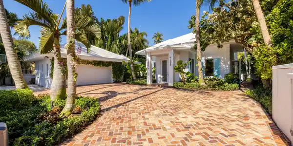 Image 3: Front Entrance - Driveway