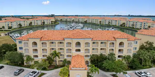11 Harbour Isle Drive W