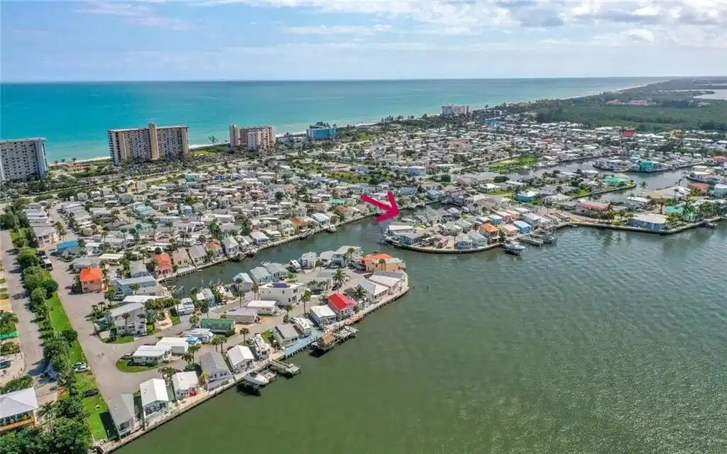 Image 1: aerial view 912 arrow