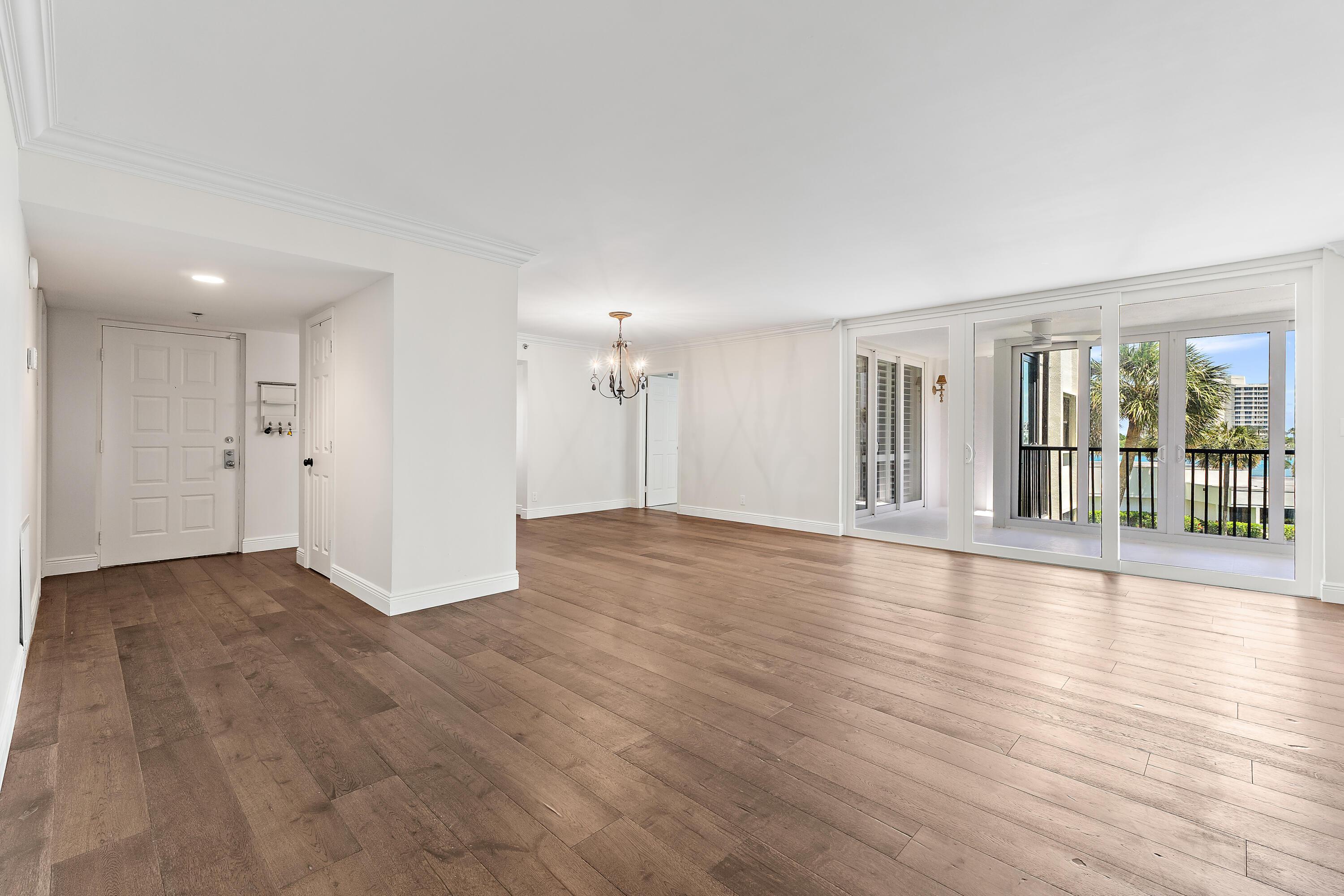 Image 4: Living/Dining
