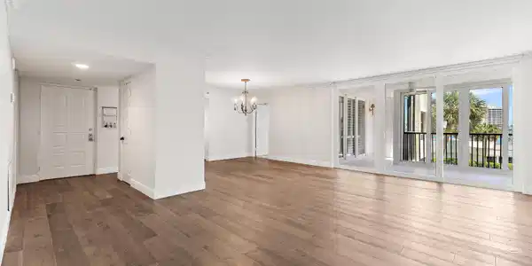 Image 4: Living/Dining