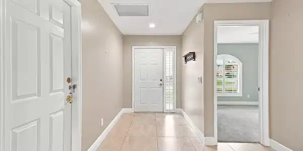 Image 3: Entryway/Foyer