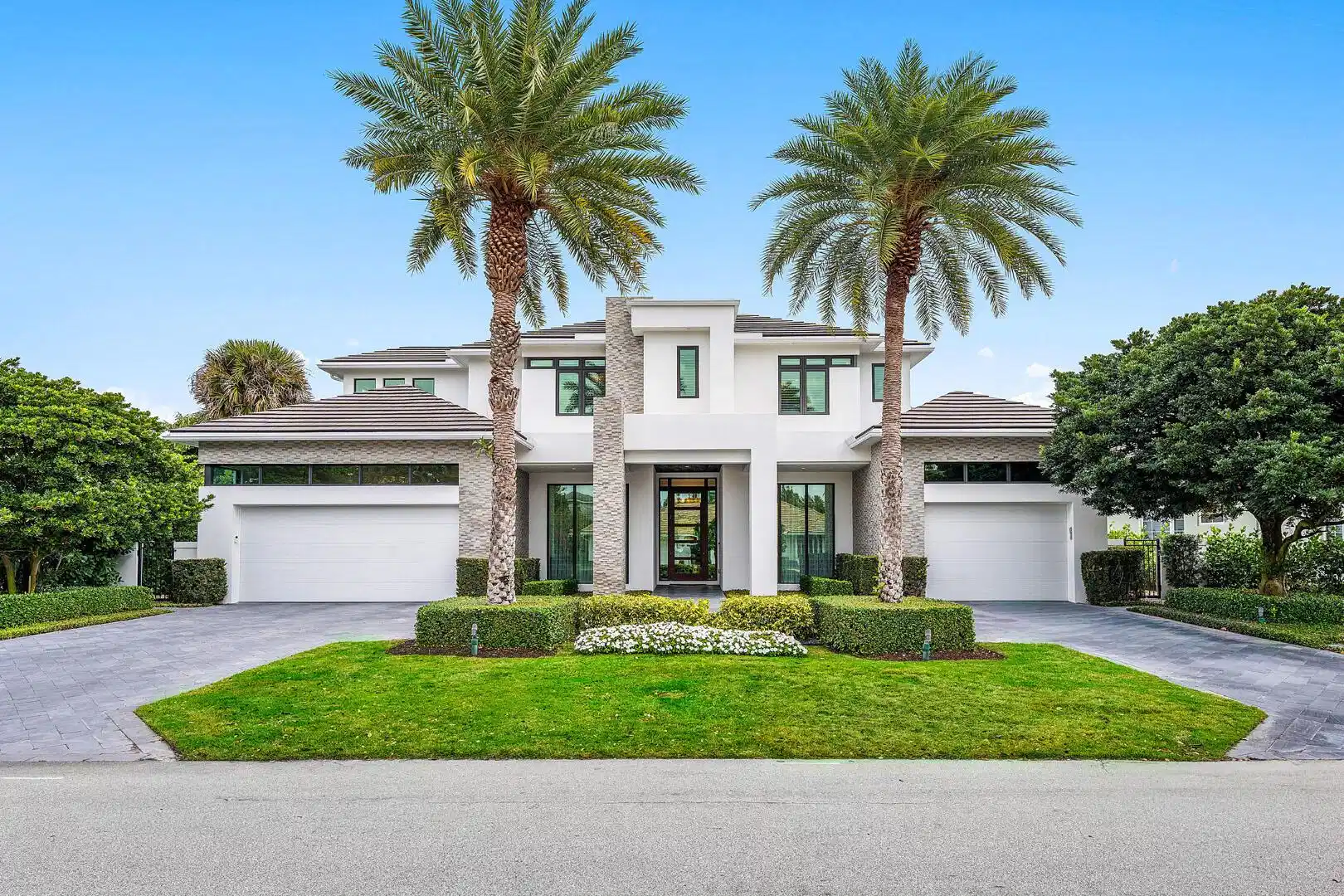 Image 1: 2424_Queen_Palm_Road_02