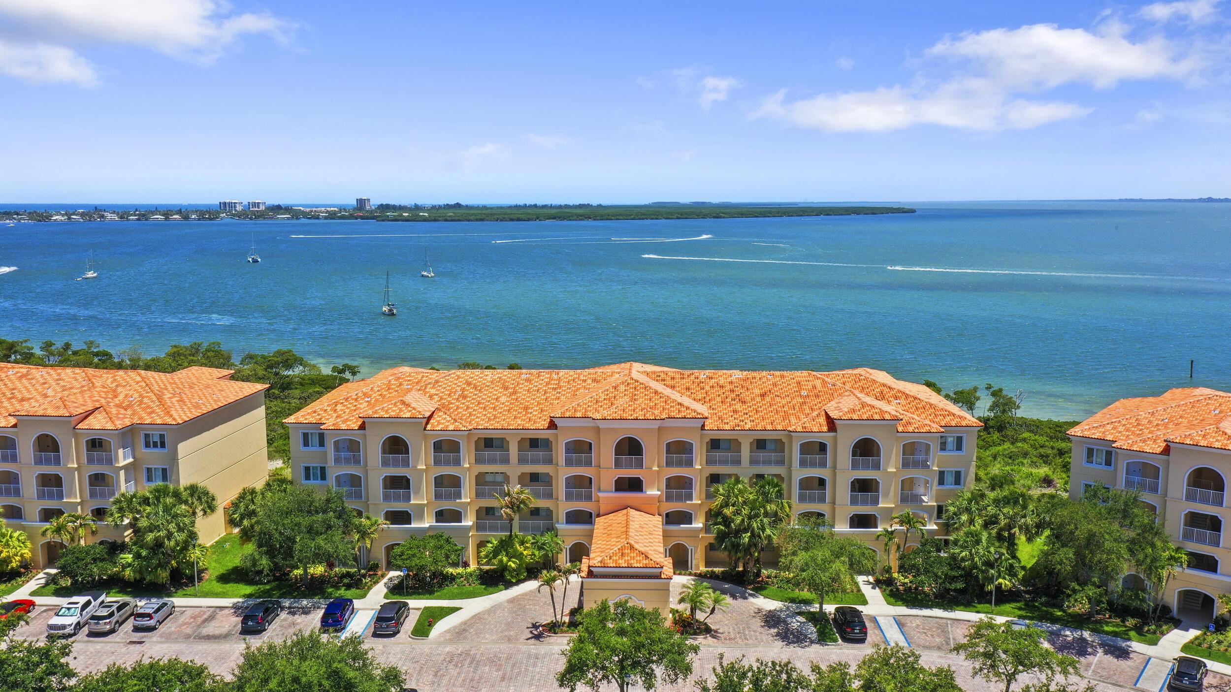 Image 2: Enjoy island life - restaurants, tiki bars, d'town