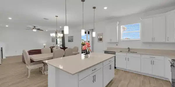 Image 4: Kitchen