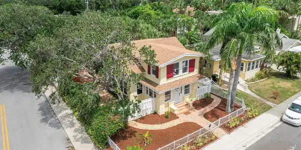 303 N Lakeside Drive