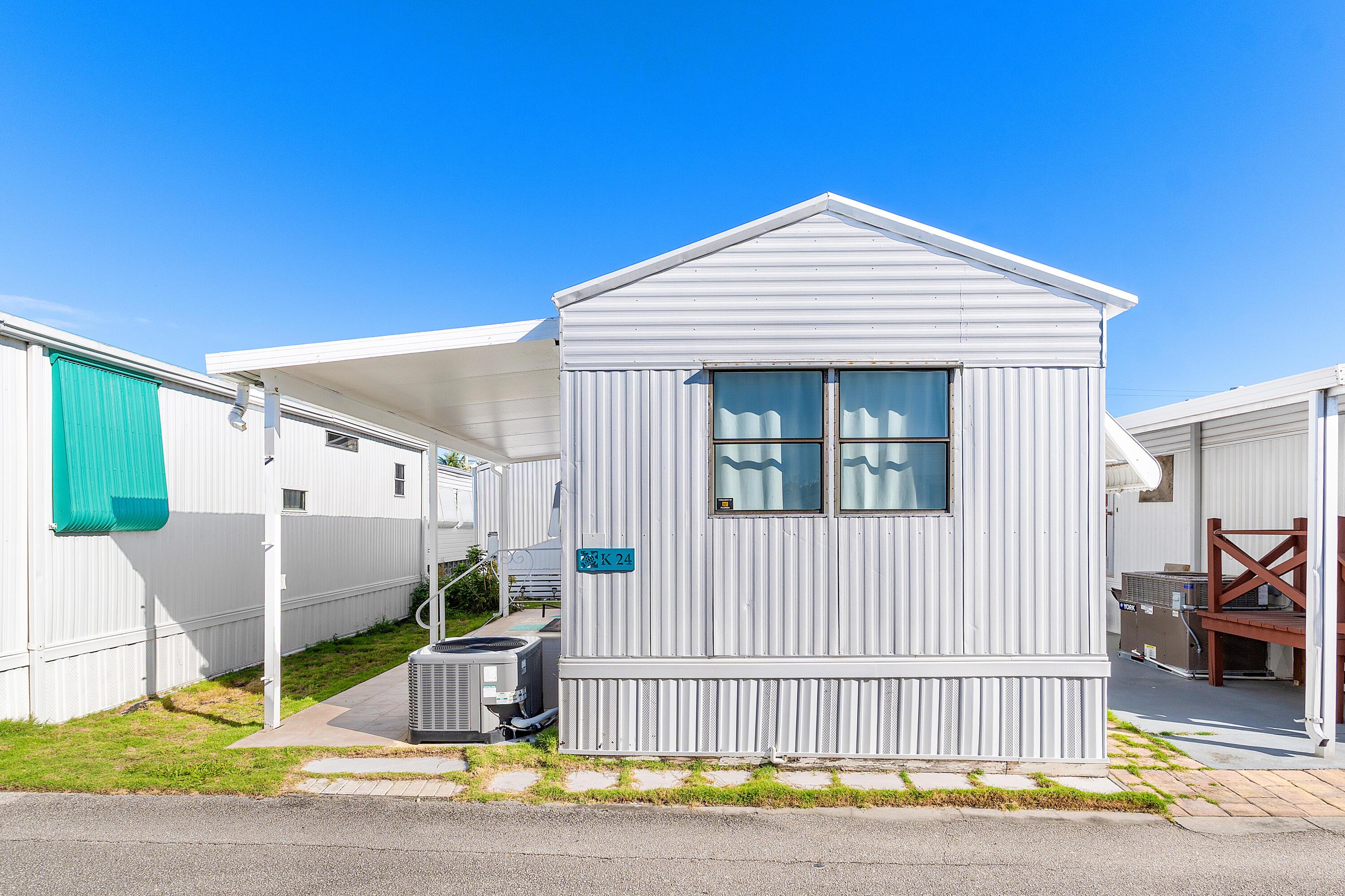 Image 2: 001-24JuniperDrive-K-BrinyBreezes-FL-334
