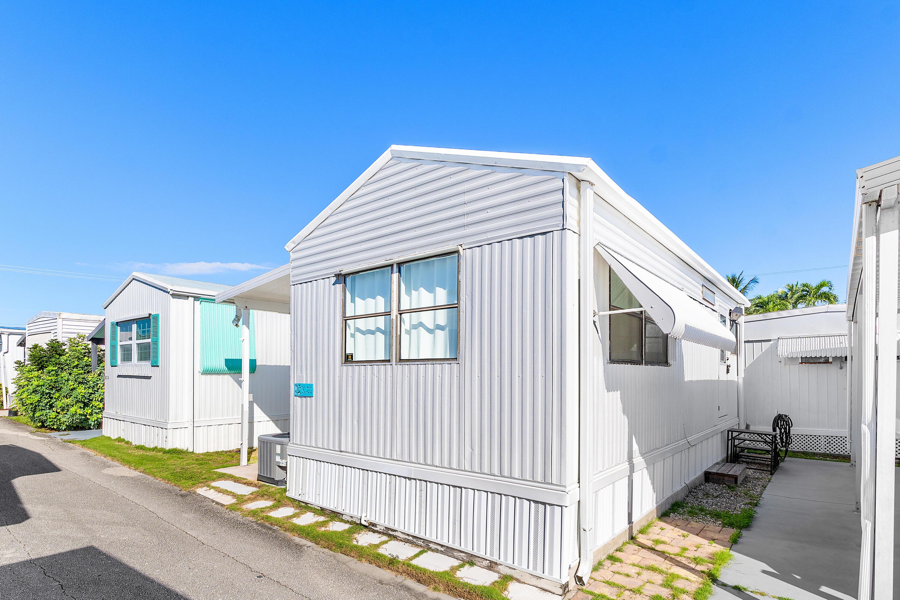 Image 3: 003-24JuniperDrive-K-BrinyBreezes-FL-334