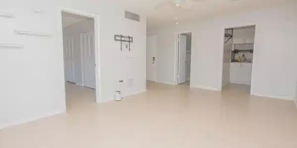 Image 3: Tile floors and neutral colors